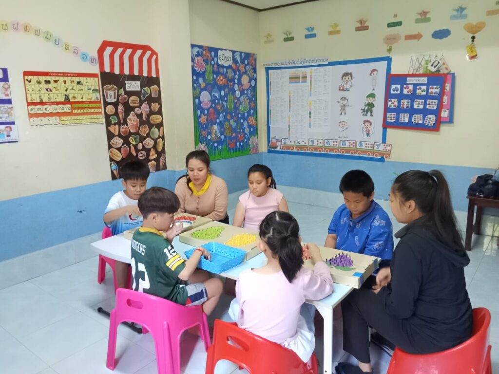 ​ກິດ​ຈະ​ກຳ​ພາກ​ບ່າຍ ຝຶກ​ກ້າມ​ຊີ້ນ​ມັດ​ນ້ອຍ ໂດຍ​ການ​ປັດ​ໝຸດ​ຮູບ​ພາບ​ຕາມ​ສີ​ໝາ​ກ​ໄມ້